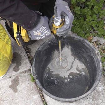 Ødelagt hjørne på pusset murvegg: Bland mørtelen Ødelagt hjørne på pusset murvegg: Bland mørtelen